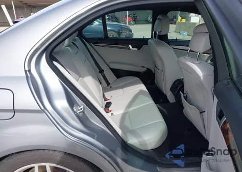 2012 Mercedes-Benz C 250 Sport z USA, uszkodzony, nr VIN WDDGF4HB2CR223348